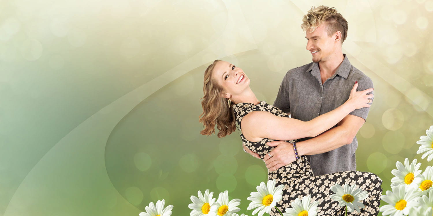 Giovane coppia innamorata che balla insieme